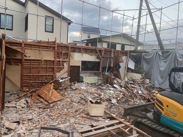 木造２階建て解体工事(神奈川県藤沢市辻堂東海岸)工事中の様子です。